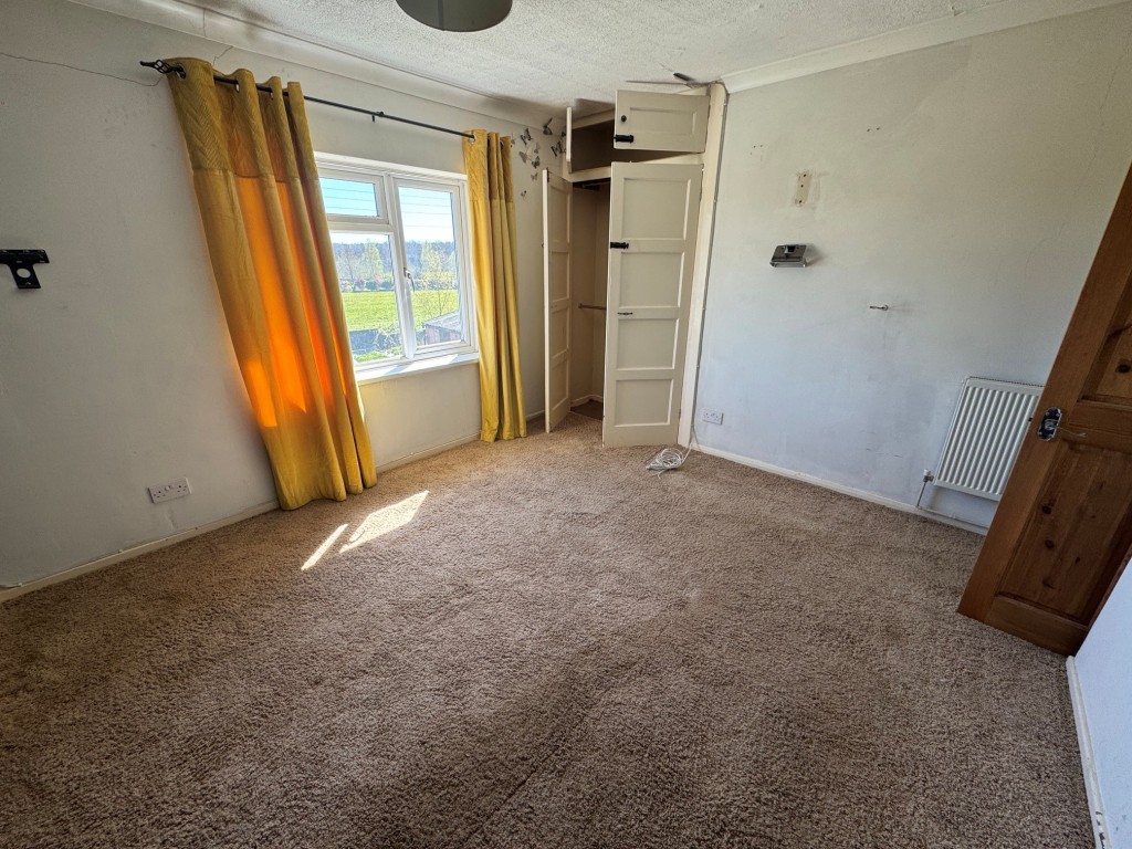 Lot: 127 - SEMI-DETACHED HOUSE IN NEED OF TOTAL REFURBISHMENT - Bedroom 2